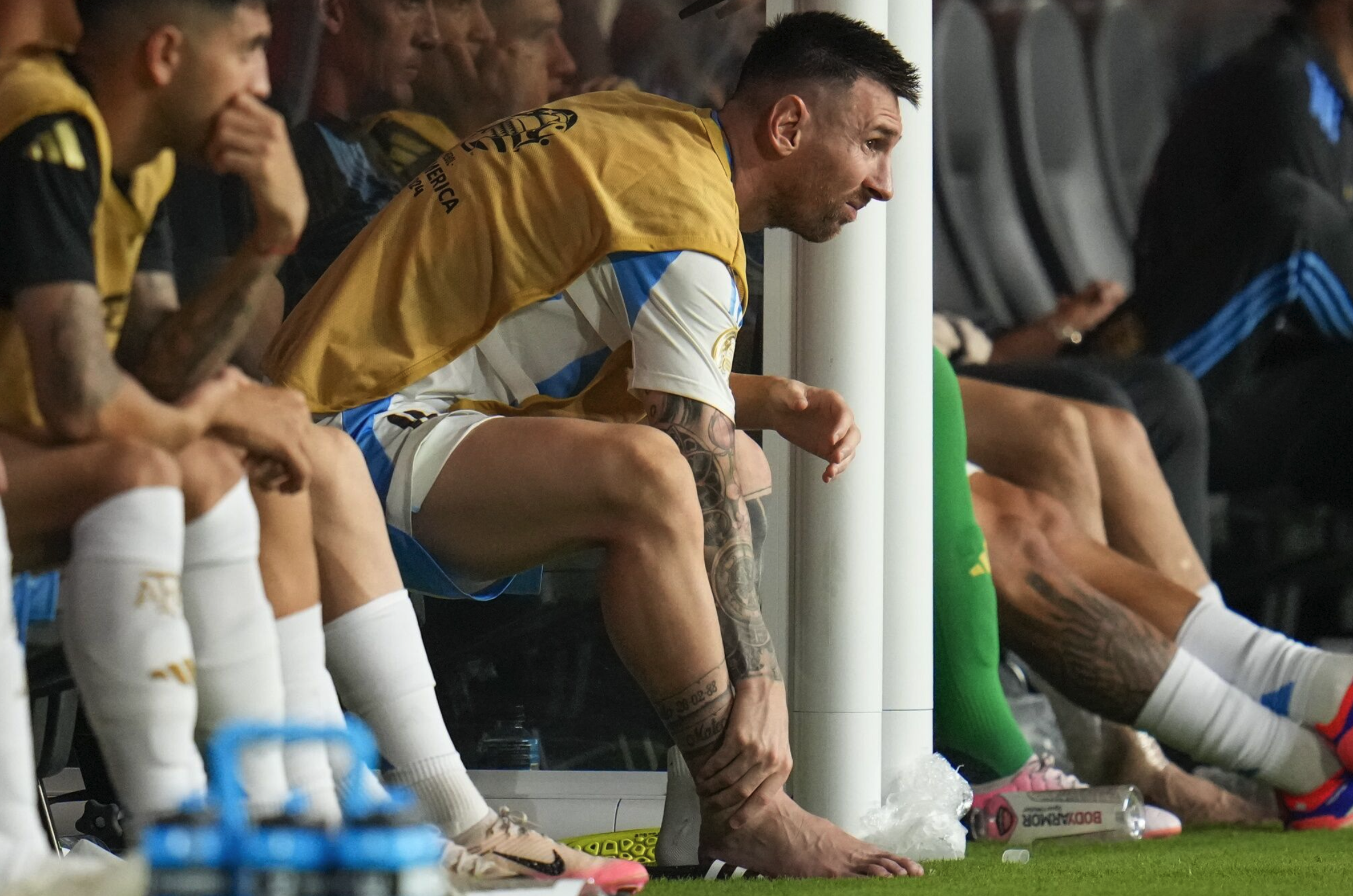 screenshot-2024-07-16-at-16-18-7529-7476-1721121675 Messi ôm cổ chân phải sau khi bị thay khỏi sân ở chung kết Copa America. Ảnh: AP