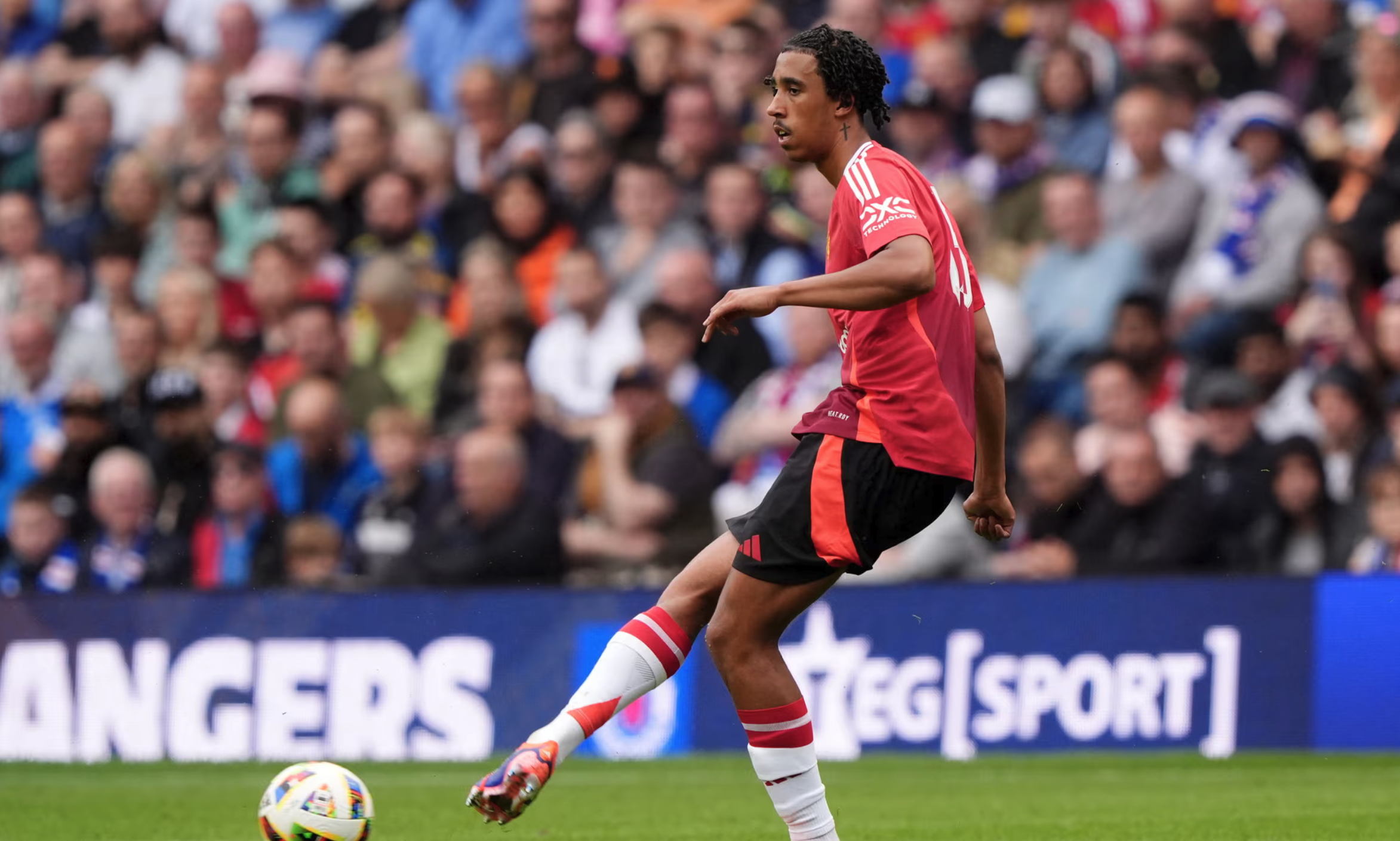 screenshot-2024-07-21-at-05-41-5241-7834-1721515425 Yoro thi đấu trong trận ra mắt Man Utd tại Scotland. Ảnh: PA