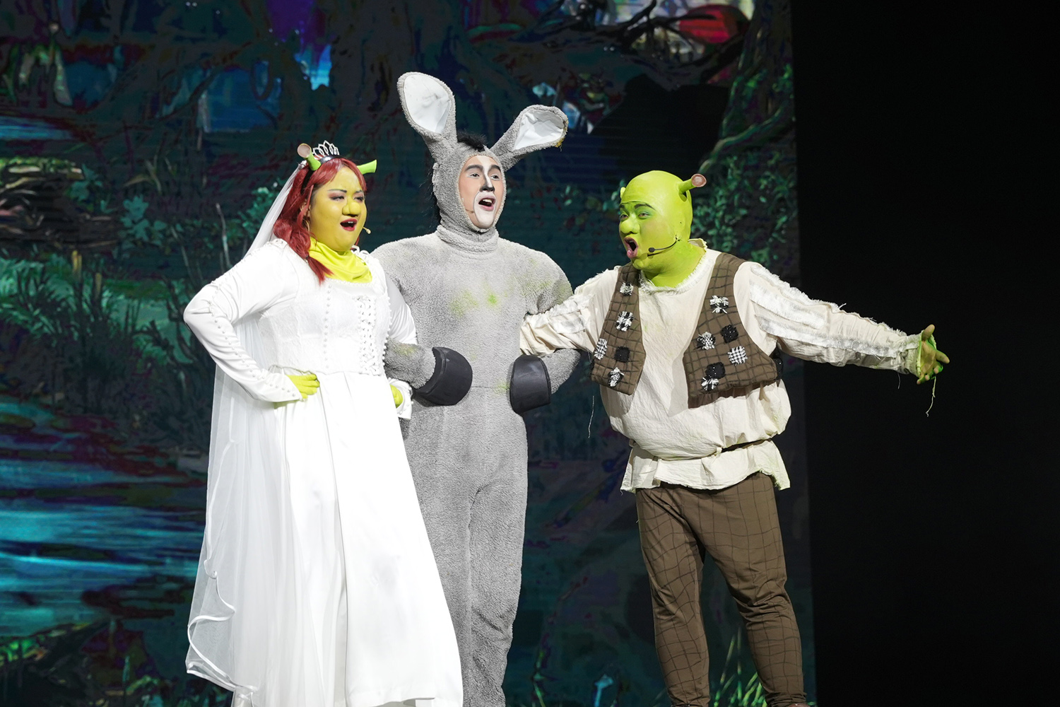 Từ phải qua: Shrek, Donkey, công chúa Fiona. Ảnh: Yên Khương