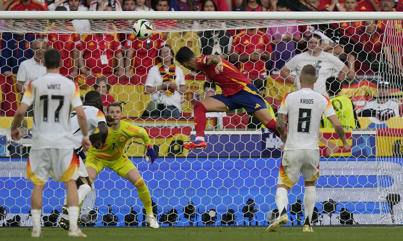 Tiền vệ Mikel Merino đánh đầu ghi bàn cho Tây Ban Nha trong trận thắng Đức 2-1 tại tứ kết Euro trên sân MHP, thành phố Stuttgart, Đức ngày 5/7/2024. Ảnh: AP