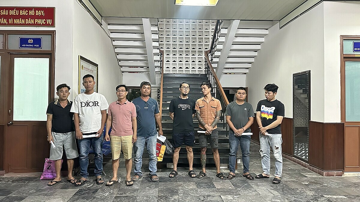 thang-1721040475-5236-1721040543 Trần Đình Thắng (áo hồng) cùng đồng bọn tại cơ quan điều tra. Ảnh: Công an tỉnh Phú Yên