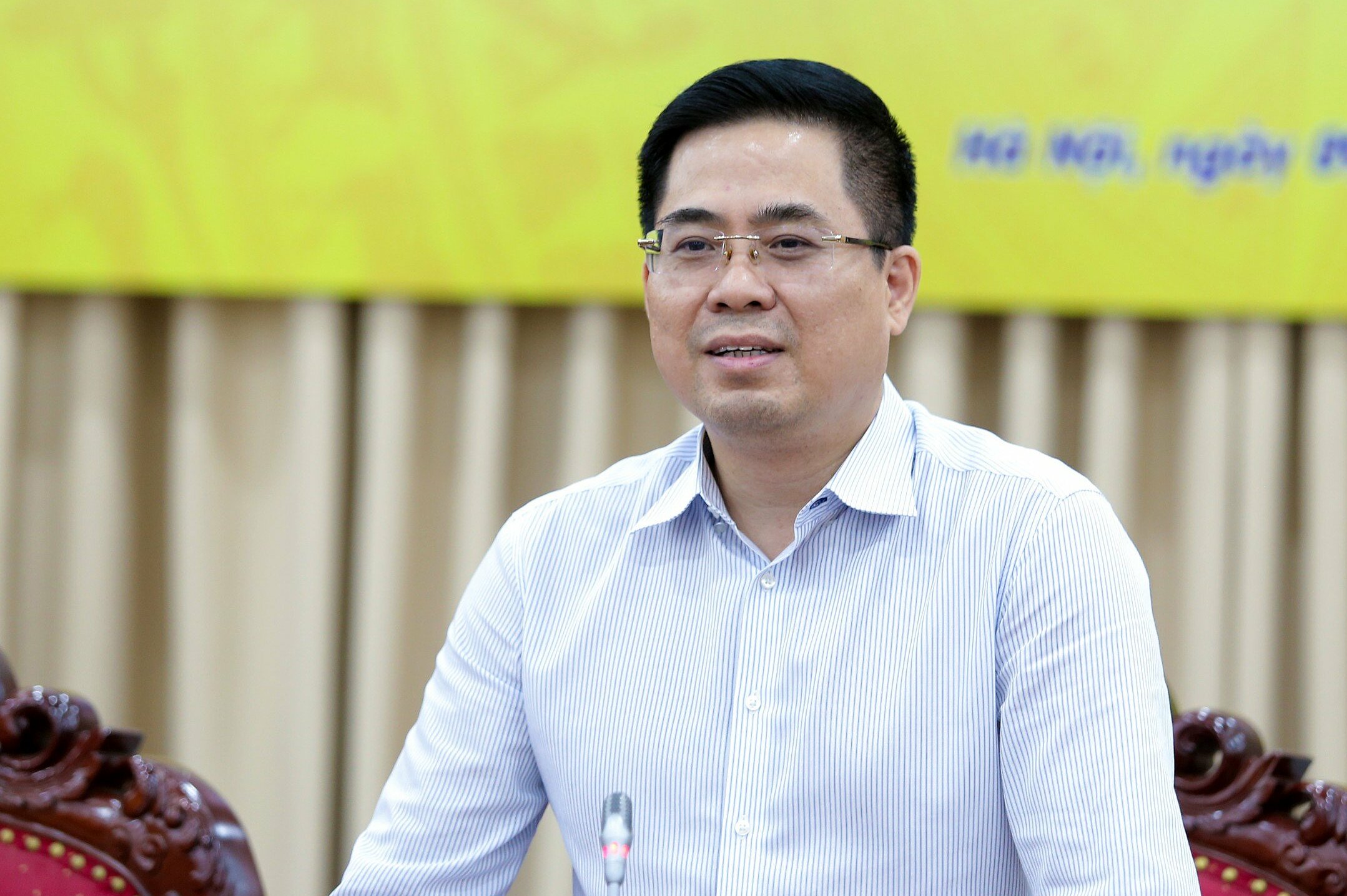 Thứ trưởng Nguyễn Hoàng Giang điều hành cuộc họp báo thường kỳ quý III. Ảnh: TTTT