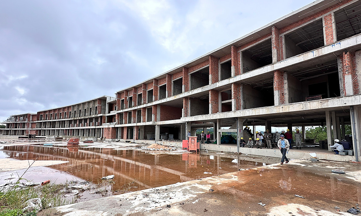 toa-nha-doi-cu-3265-1721191510-9106-7202-1721192628-1 Hiện trạng tòa nhà câu lạc bộ golf đồi Cù, chụp sáng 17/7. Ảnh: Khánh Hương