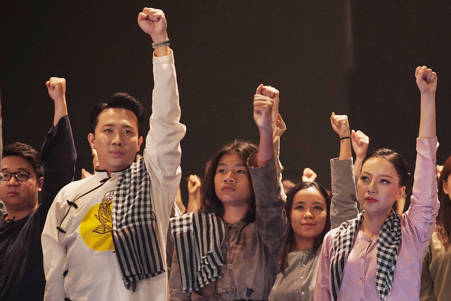 Từ trái qua: Trấn Thành - vai bác Ba Phi, Kỳ Phong - vai Cò, Băng Di - vai Tư Mắm trong MV nhạc phim. Ảnh: Huyền Đỗ