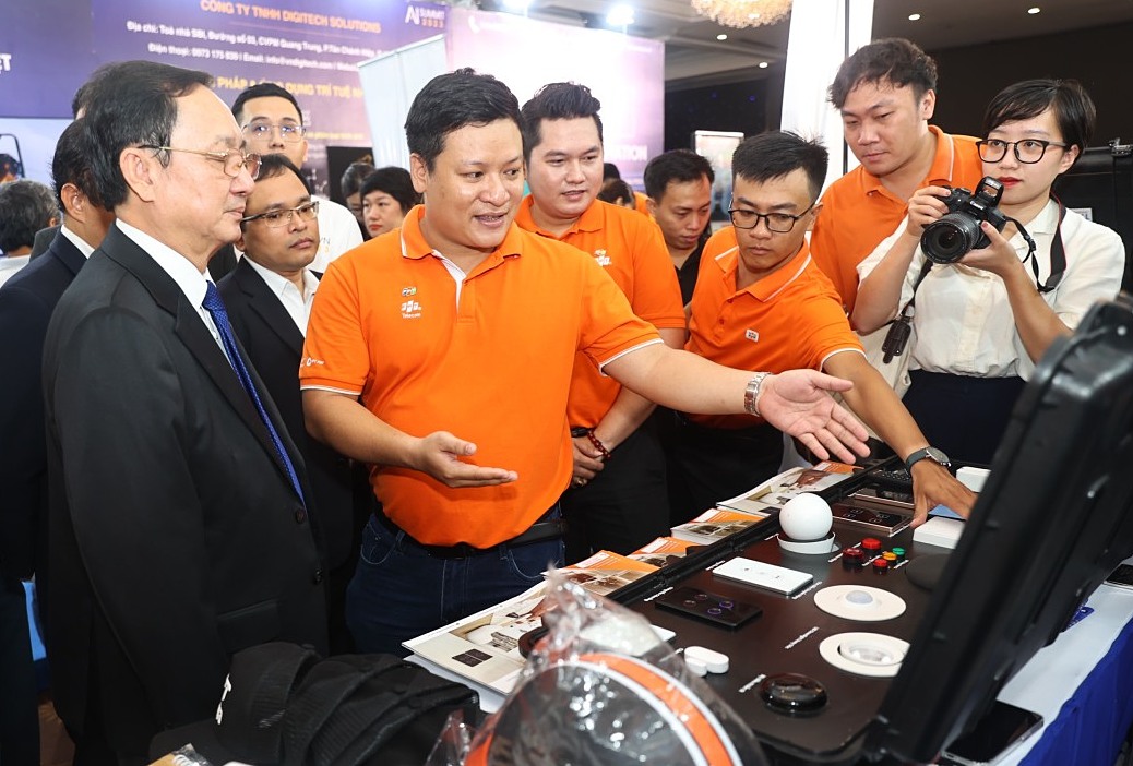 trien-lam-ai-1721636197-8018-1721636385-1 Bộ trưởng Khoa học và Công nghệ Huỳnh Thành Đạt (bìa trái) thăm gian hàng giới thiệu các sản phẩm ứng dụng AI tại Ngày hội trí tuệ nhân tạo Việt Nam 2023. Ảnh: Trần Quỳnh