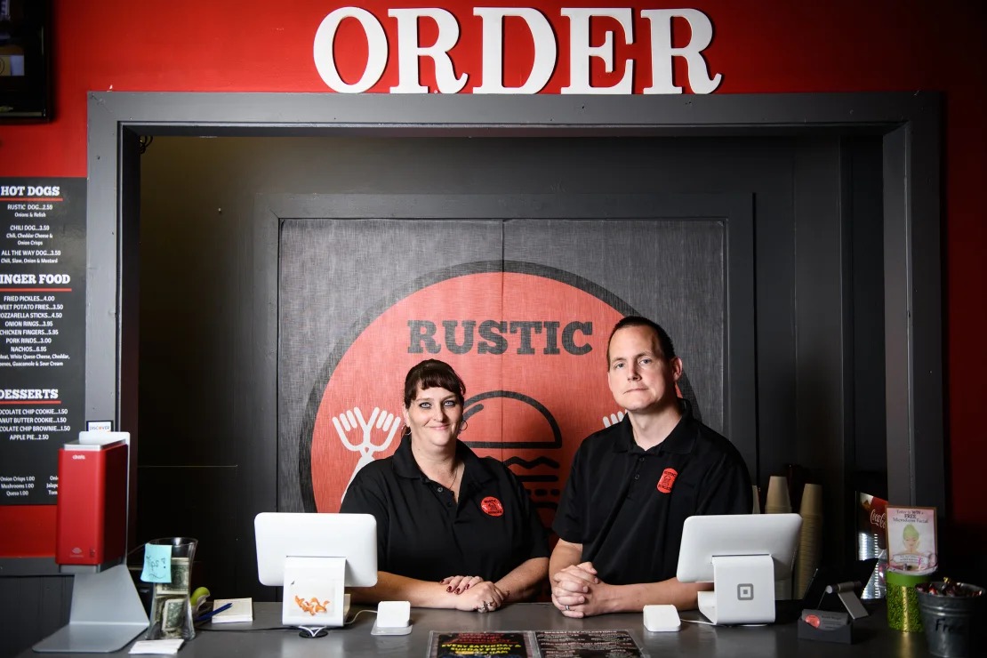 trista-8887-1721289348 onathan và Trista Schmier tại nhà hàng Rustic Burger. Ảnh: USA Today