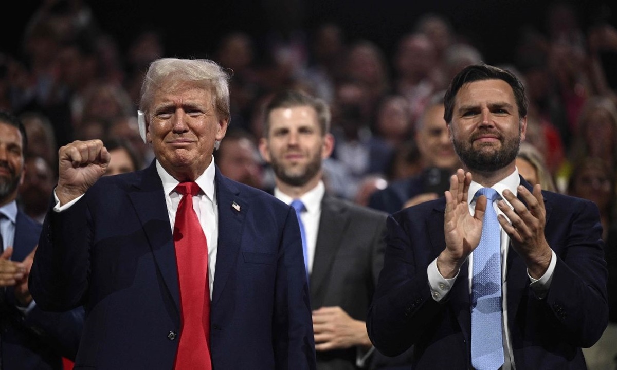 Cựu tổng thống Mỹ Donald Trump giơ nắm đấm bên cạnh thượng nghị sĩ Ohio J.D. Vance trong Đại hội Toàn quốc đảng Cộng hòa tại Milwaukee, Wisconsin, hôm 15/7. Ảnh: AFP