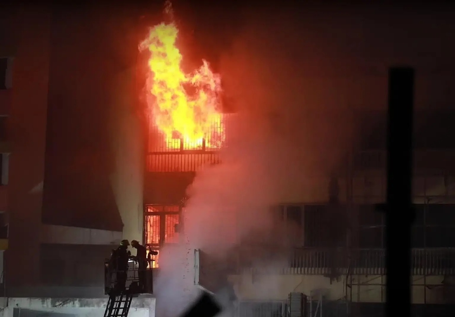 Lính cứu hỏa ứng phó đám cháy ở Chinatown, Bangkok tối 6/7. Ảnh: The Nation