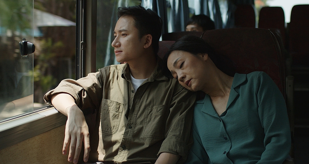 Phan Mạnh Quỳnh và nghệ sĩ Mỹ Duyên trong MV. Ảnh: Nhân vật cung cấp