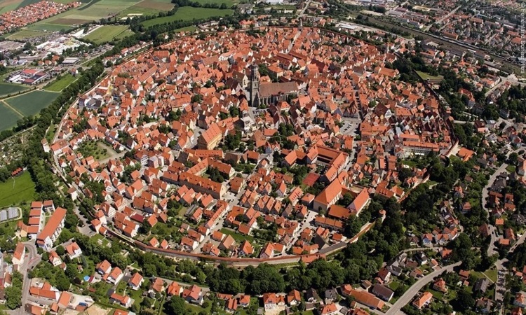 vne-town-3741-1721190713-1 Thị trấn Nördlingen nhìn từ trên cao. Ảnh: Nördlingen