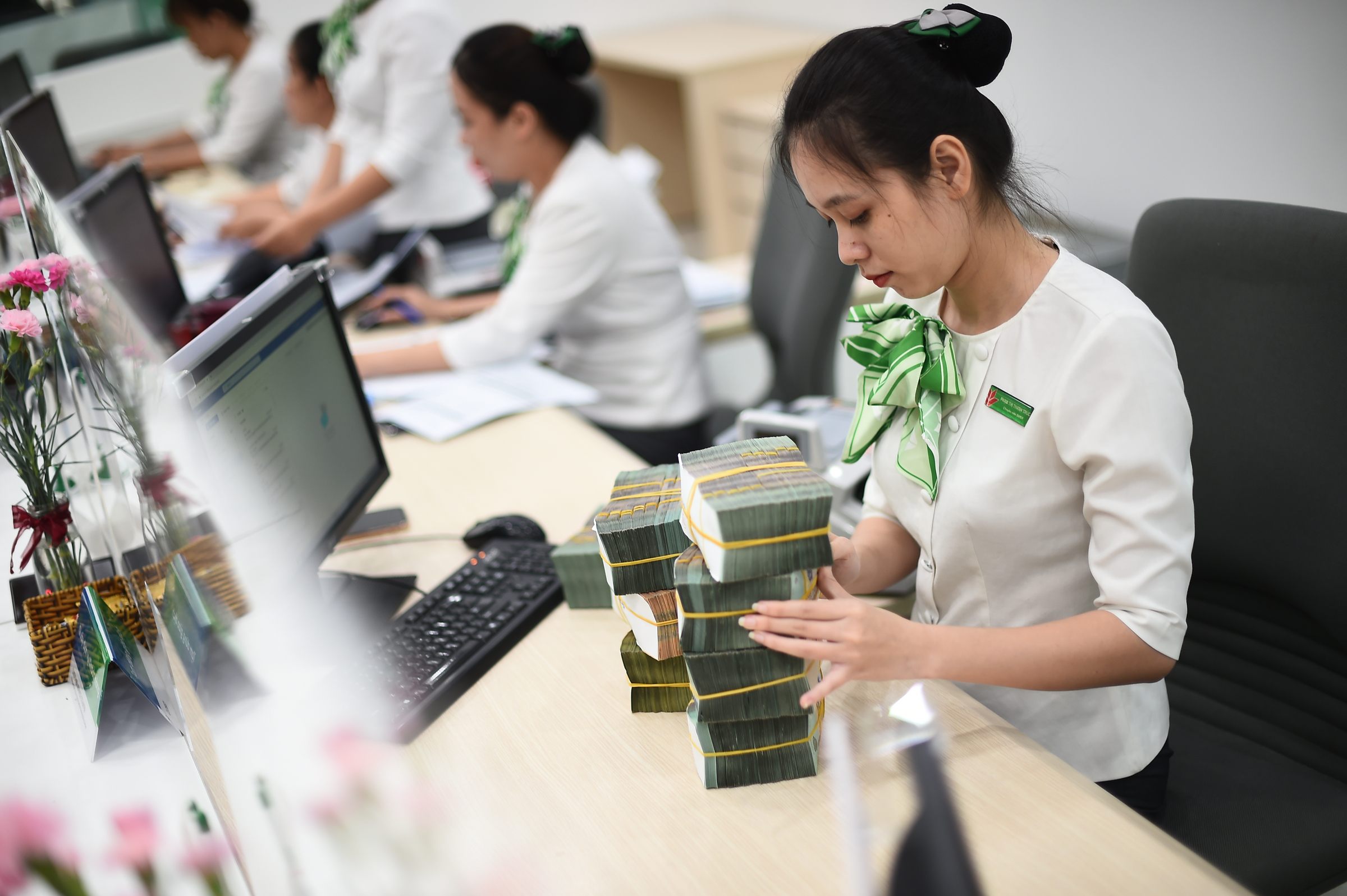 vpbank-thanhtung6-2795-1721572587-1 Nhân viên đang kiểm đếm tiền tại quầy giao dịch của một ngân hàng ở TP HCM. Ảnh: Thanh Tùng