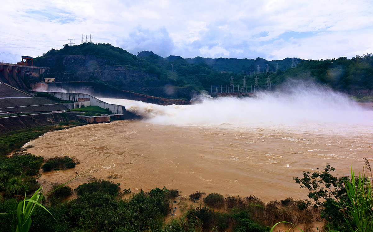 Thuỷ điện Hoà Bình xả lũ năm 2017. Ảnh: Giang Huy