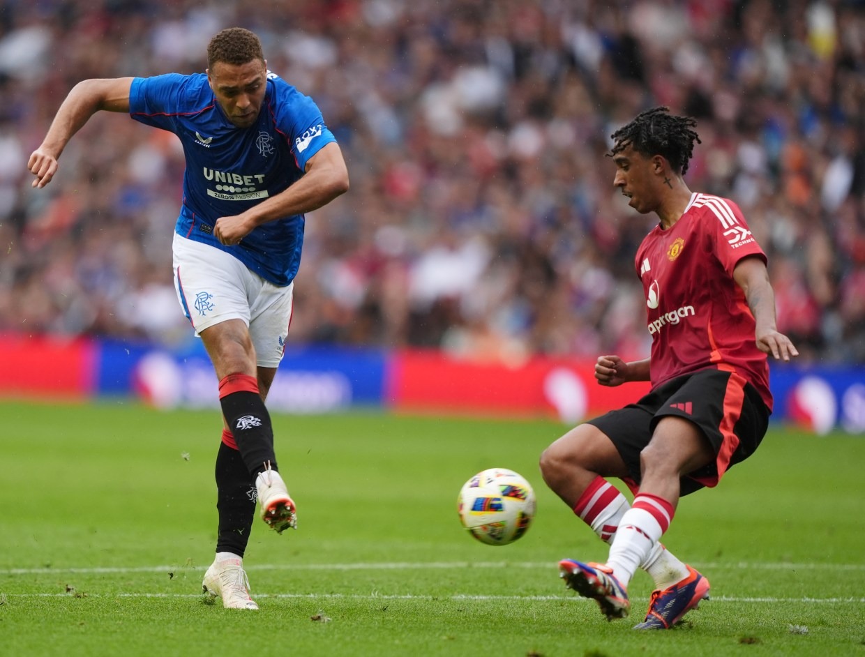 yoro-4372-1721527218 Yoro chặn một cú sút của tiền đạo Rangers trong trận giao hữu trên sân Murrayfield, Edinburgh ngày 20/7. Ảnh: PA