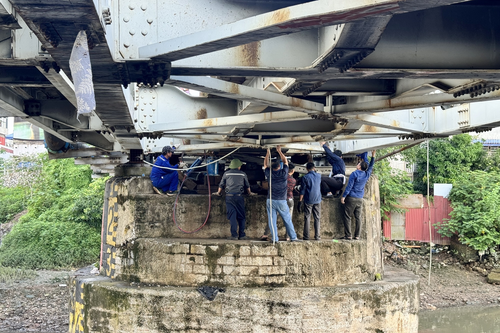 Cơ quan chức năng khắc phục sự cố cầu đường sắt bị đâm lệch sáng 7/7. Ảnh: Lê Tân