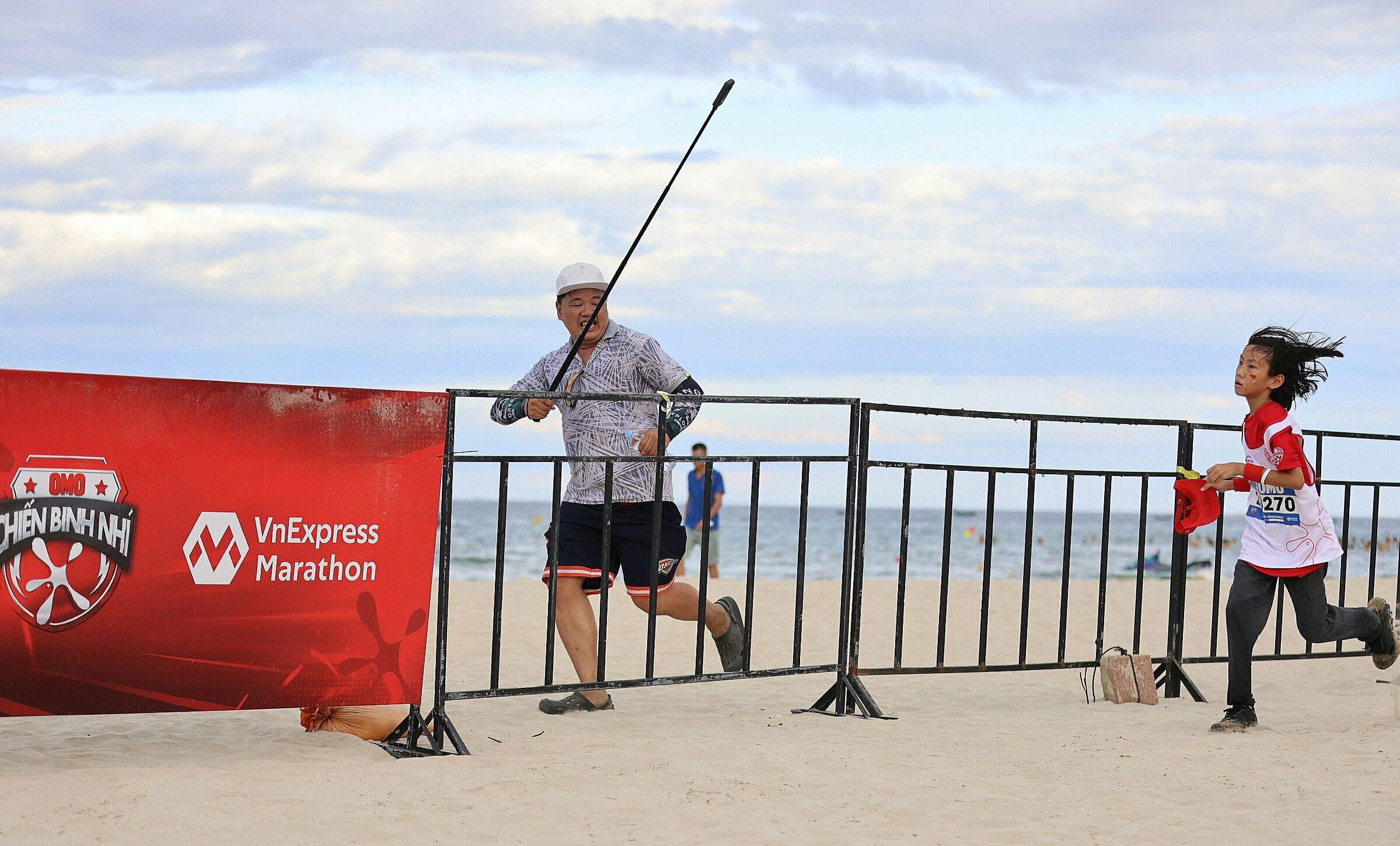 z5627120816187-c9b15e7cbecae0c-5459-3912-1721201080-1 Phụ huynh theo sát con bên ngoài hàng rào. Ảnh: VM