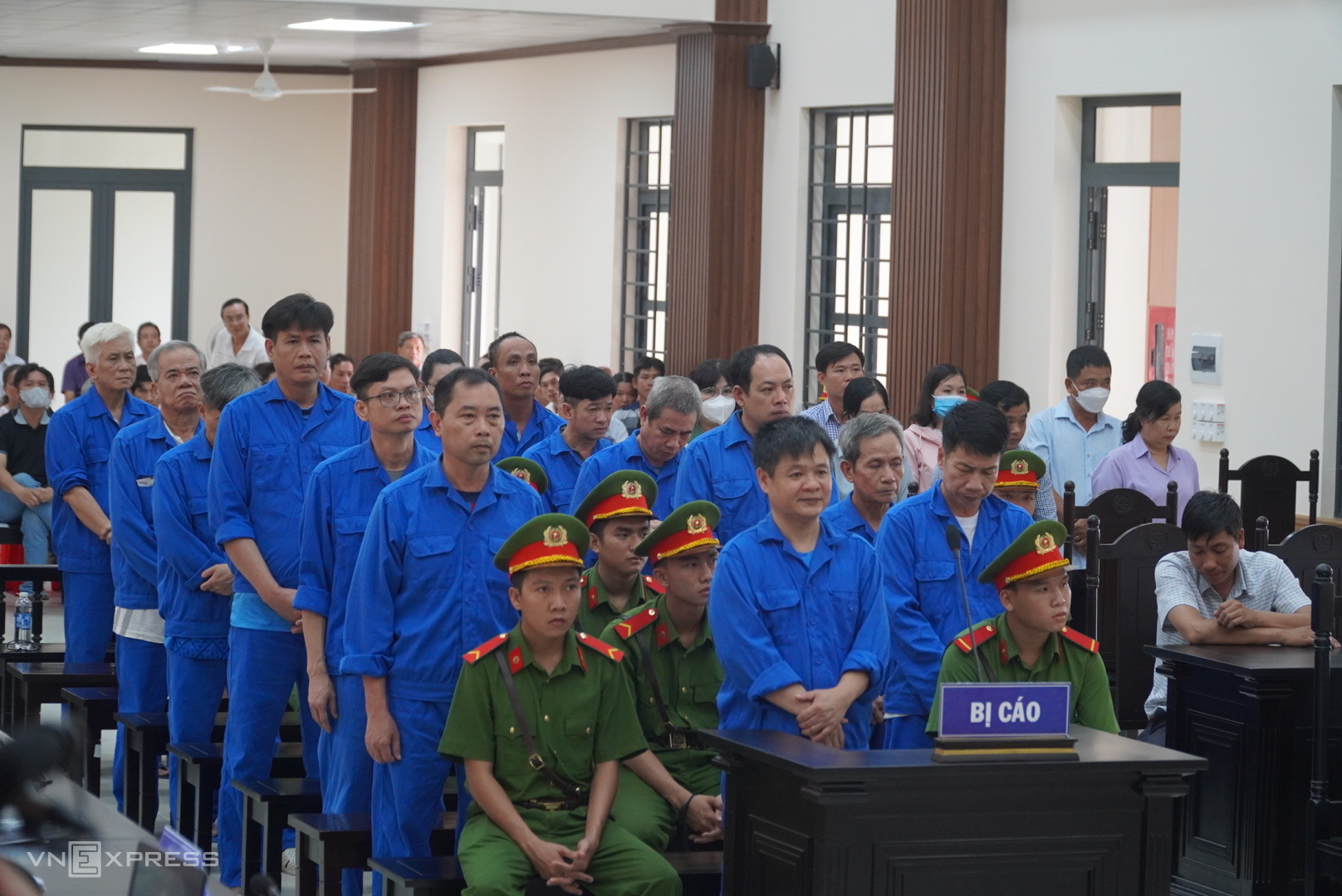 z5635025153772-d609085b18bd12e-2619-2308-1721036969 Nhóm cán bộ xã, huyện ở Chợ Mới, tại phiên tòa, ngày 15/7. Ảnh: Ngọc Tài