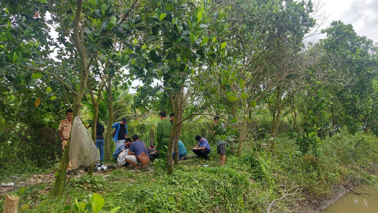 z5635416251317-48cb1fe1acf4fa0-6898-2392-1721048598 Nhóm cướp bị CSGT bắt giữ sau khi nhảy xuống sông ẩn nấp. Ảnh: Phước Thanh