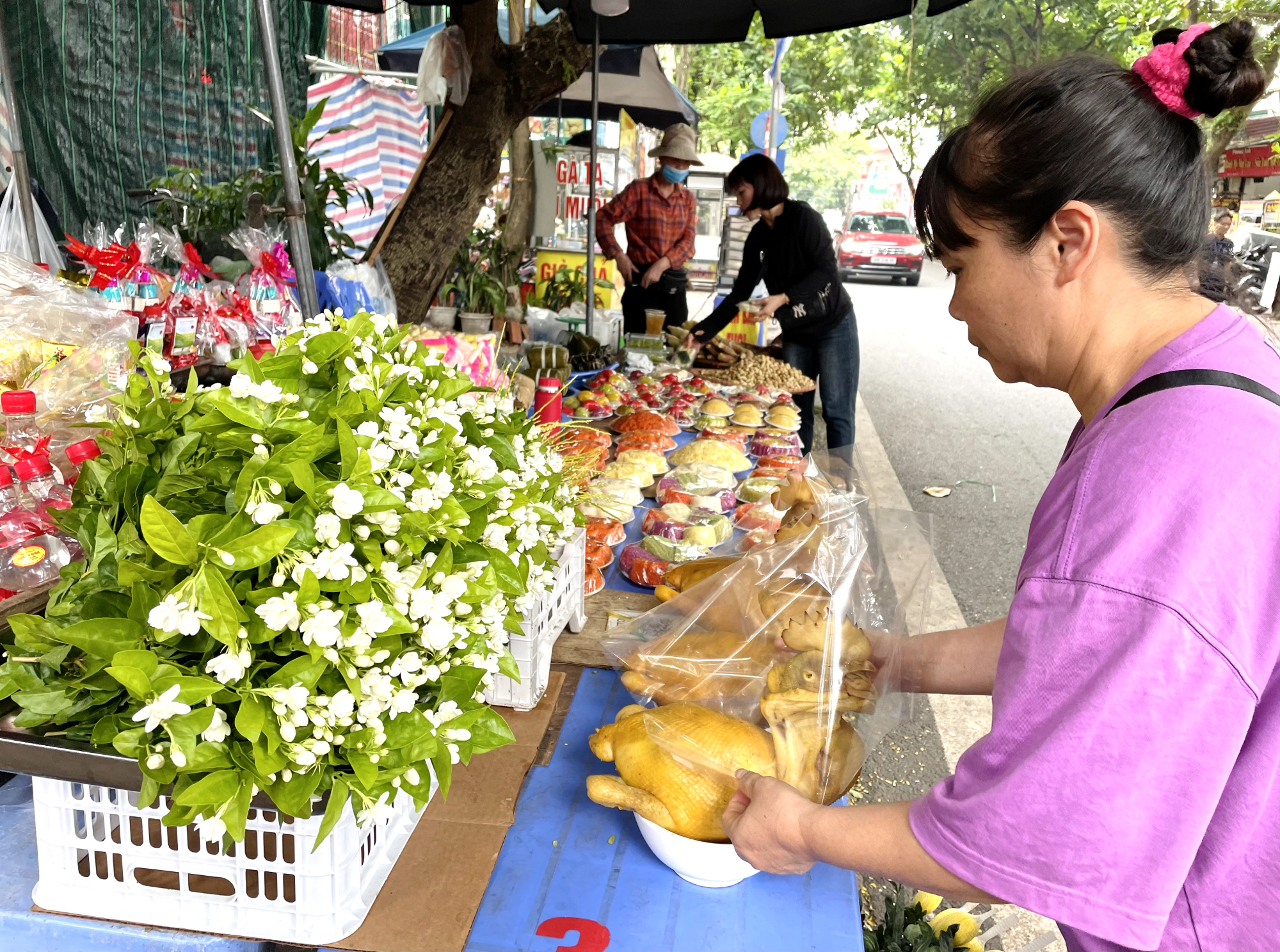00-8401-1722597529 Một cửa hàng bán đồ cúng lễ ở chợ Nghĩa Tân (Cầu Giấy, Hà Nội) hôm 1/8. Cửa hàng bán đồ lễ quanh năm nhưng đông vào các dịp rằm, mùng 1, đặc biệt vào tháng 7. Ảnh: Phan Dương