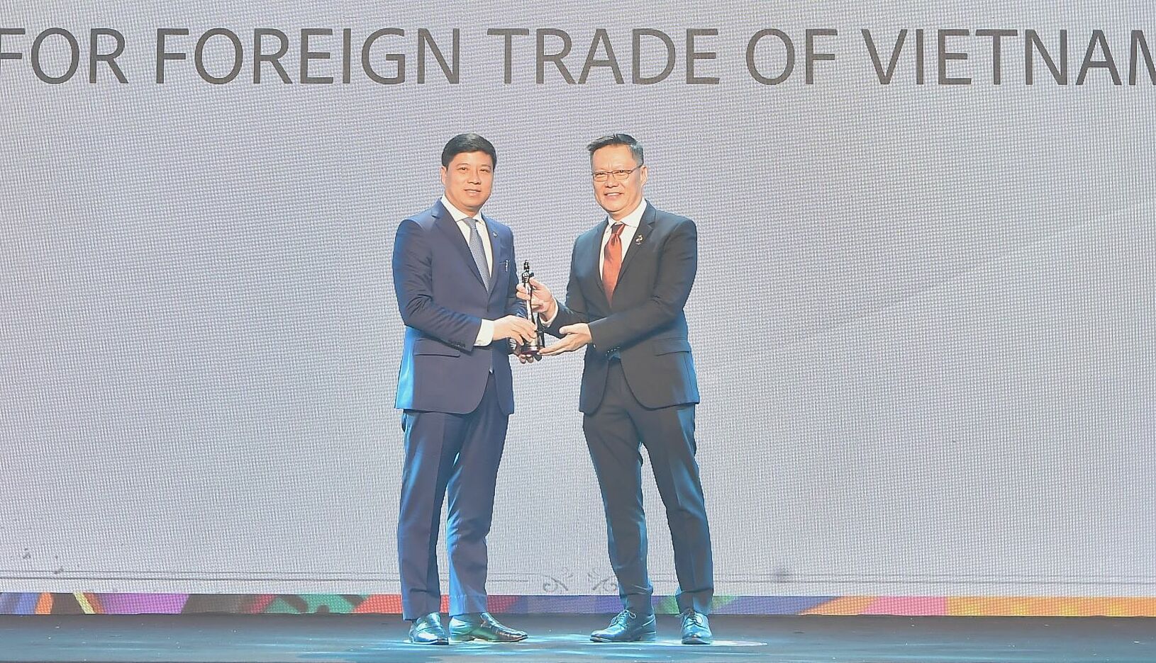 1-20240808-lhq-hrasia-58-jpg-4-6177-8263-1723189949 Ông Hồng Quang - thành viên Hội đồng quản trị kiêm Giám đốc khối Nhân sự Vietcombank (bên trái) nhận cúp vàng Harmonia từ ban tổ chức HRAA. Ảnh: Vietcombank