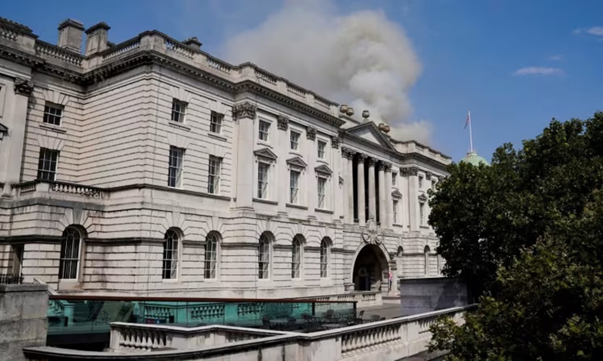 Khói bốc lên từ mái Nhà Somerset ở trung tâm thủ đô London, Anh, ngày 17/8. Ảnh: Reuters