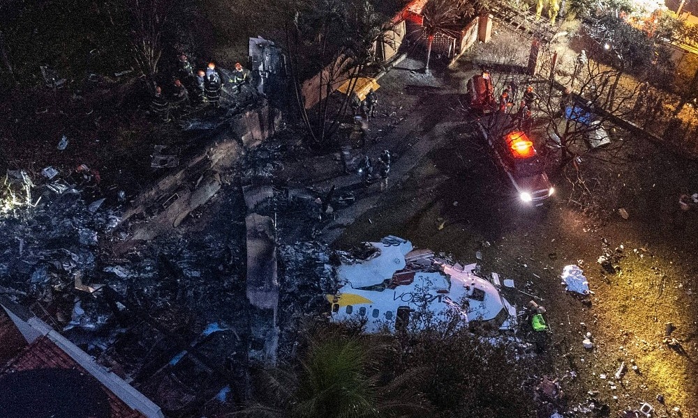 Hiện trường vụ rơi máy bay ở Brazil. Ảnh: AFP