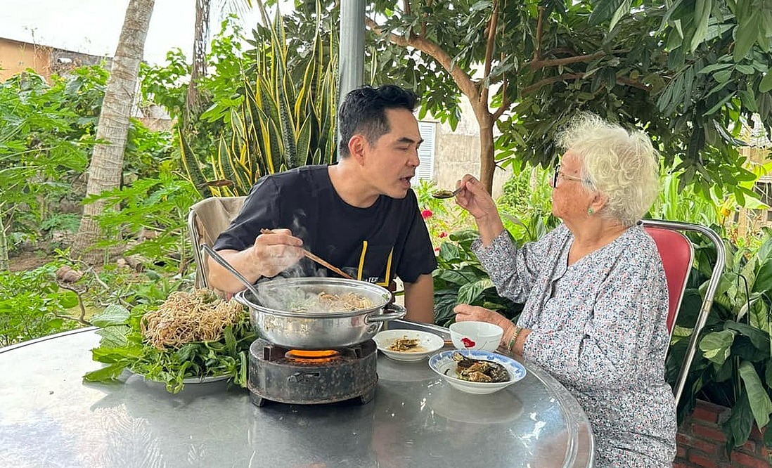 434722443-2133713450295103-542-8075-1575-1722318370 Diễn viên Trung Dũng cùng mẹ quây quầy bên nồi lẩu anh nấu. Ảnh: Nhân vật cung cấp