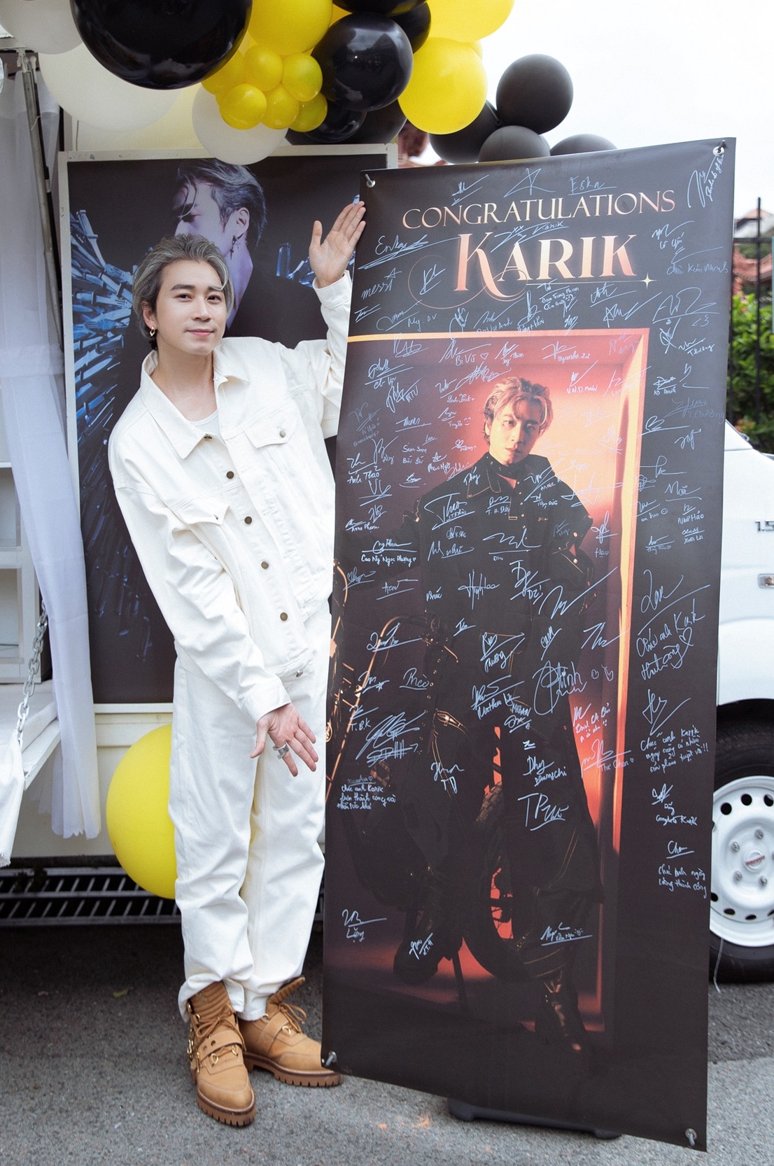 Rapper Karik tại buổi ký tặng album hôm 14/7 ở TP HCM. Ảnh: Nhân vật cung cấp
