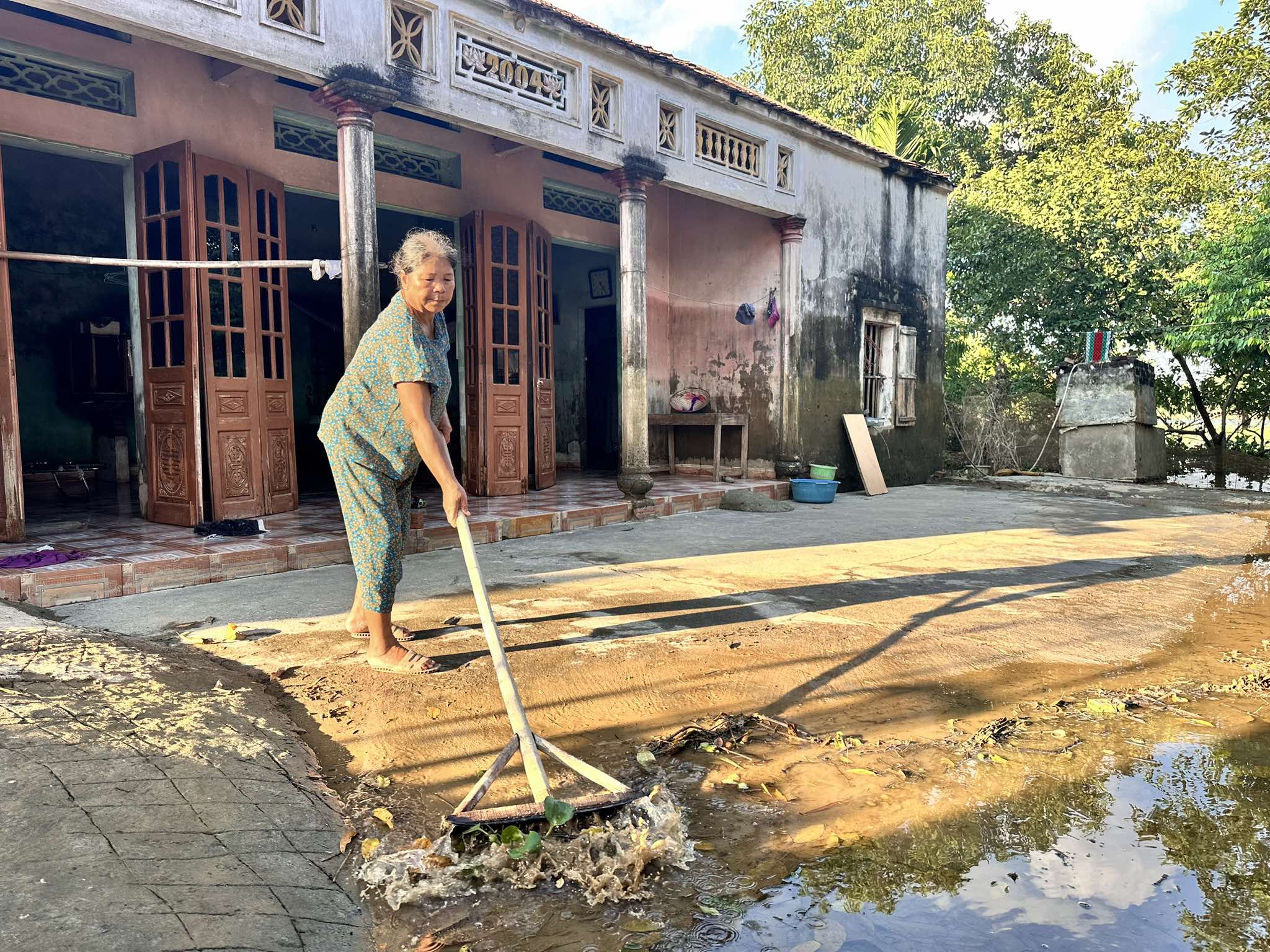 Người dân dọn dẹp trở về nhà sau lũ. Ảnh: Gia Chính