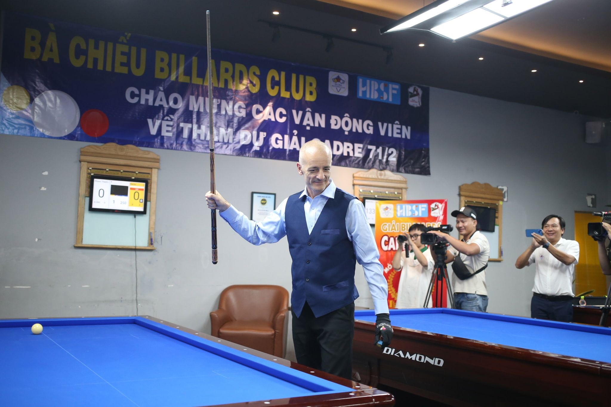 Gretillat  mừng sau lượt cơ ghi 250 điểm tối 30/7. Ảnh: Đông Huyền