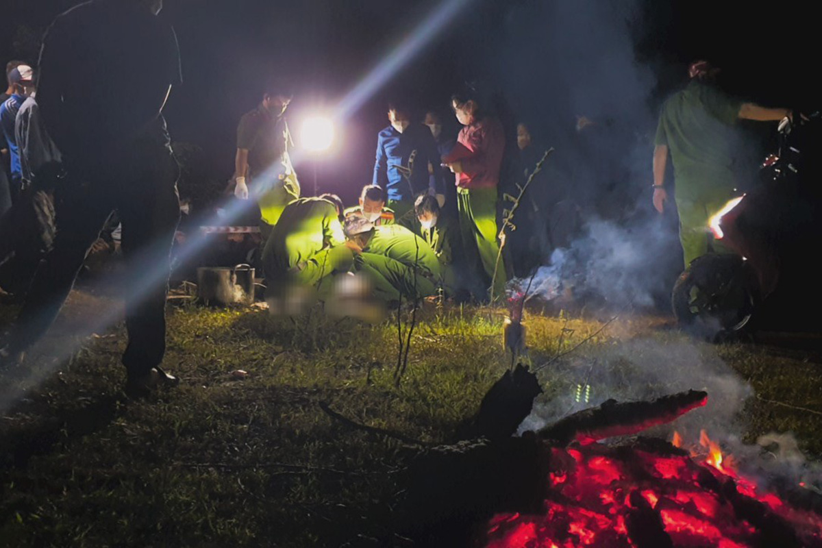 454149892-1761198318020690-576-6158-3455-1723782654 Cảnh sát khám nghiệm tử thi hôm 22/12/2020. Ảnh: Ngọc Oanh