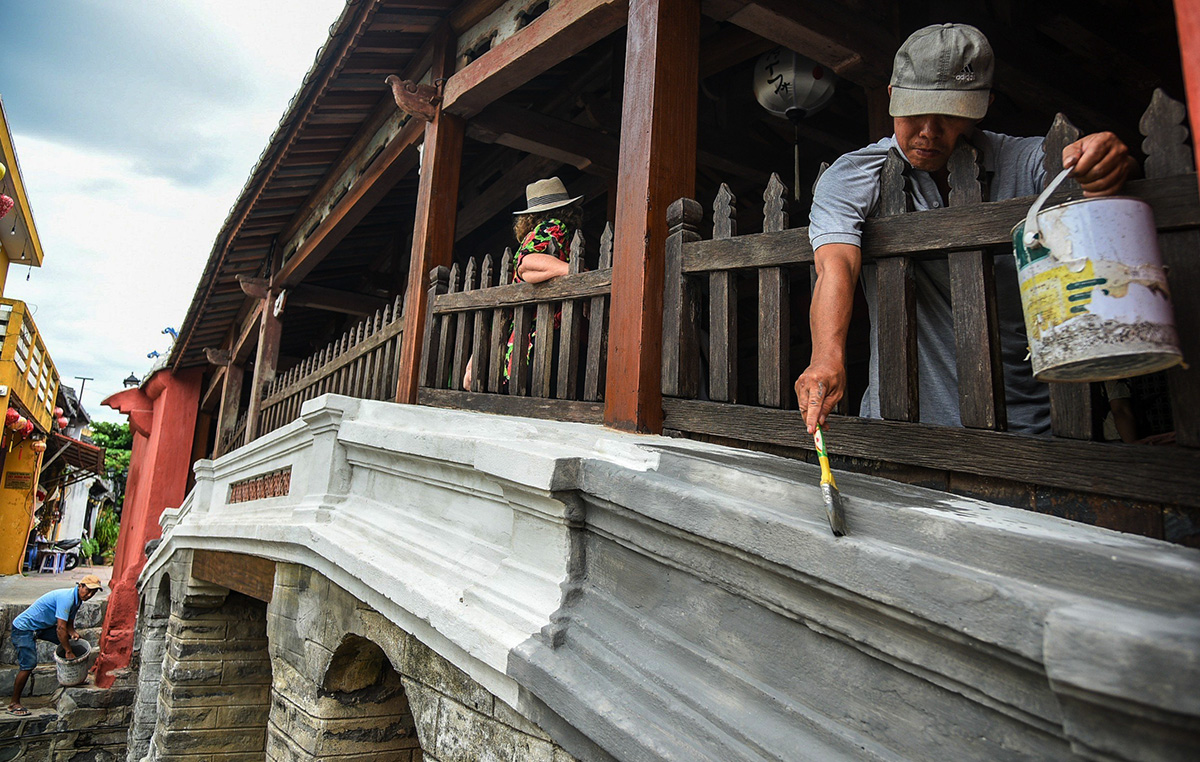 Màu sẫm được quét lên làm giảm màu trắng ở hông Chùa Cầu. Ảnh: Nguyễn Văn