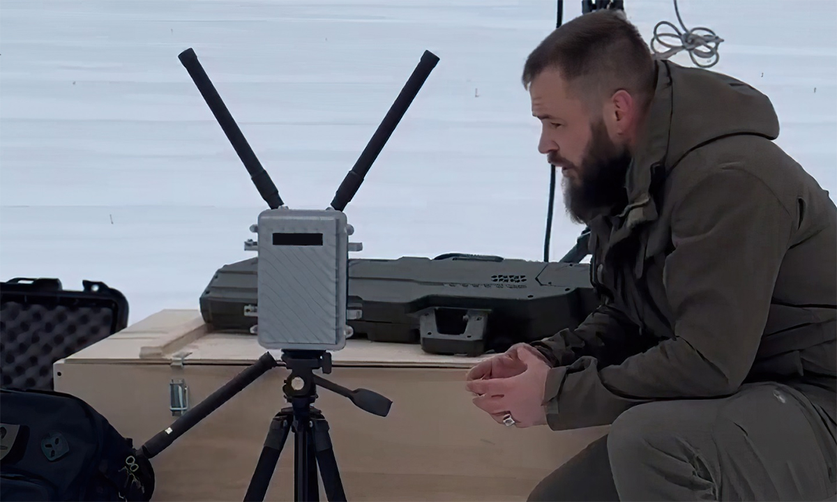 Kỹ thuật viên Ukraine ngồi cạnh hệ thống tác chiến điện tử cỡ nhỏ. Ảnh: BQP Ukraine