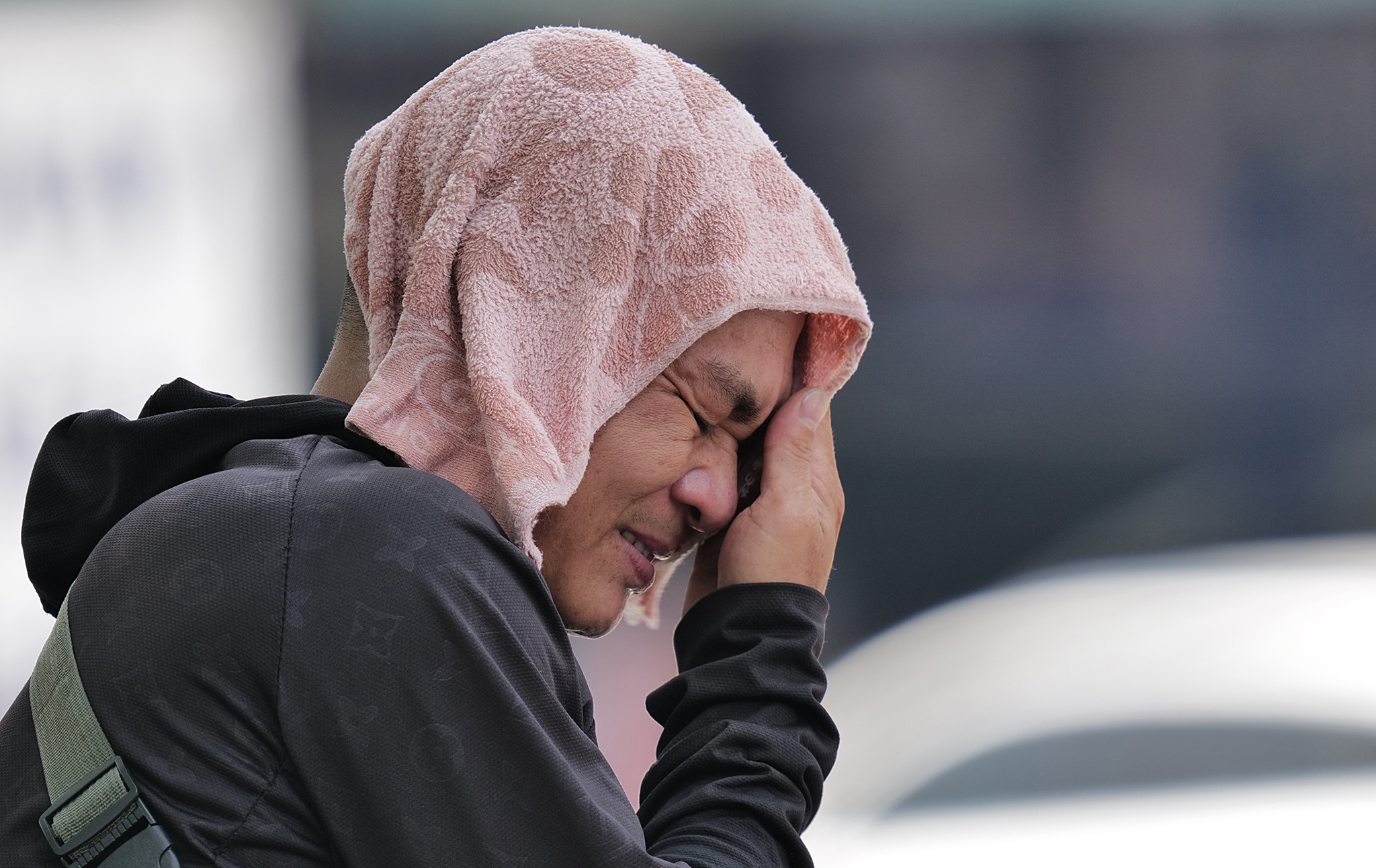 Người dân Hà Nội làm việc dưới nắng nóng. Ảnh: Ngọc Thành