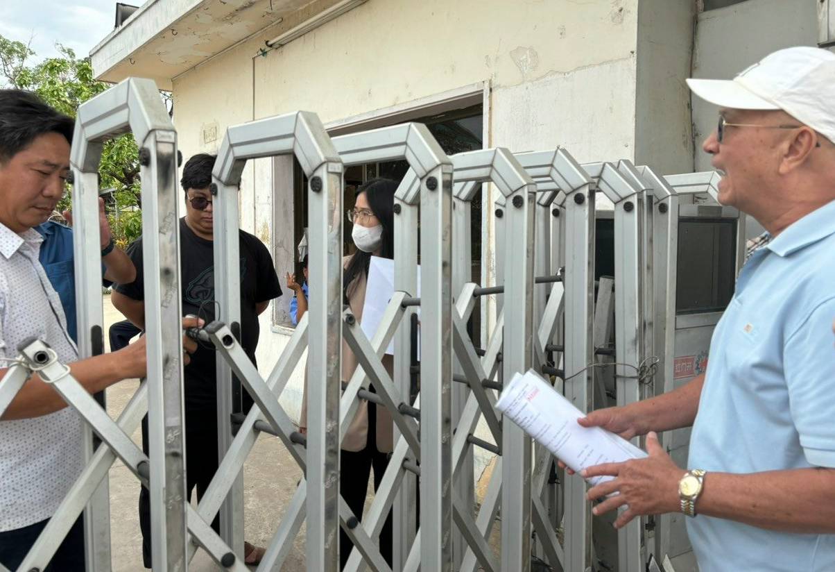 Ông Lê Hồng Phương (phải) không thể vào khuôn viên Công ty CP Tân Tân - nơi ông làm Chủ tịch kiêm Giám đốc. Ảnh: Thừa phát lại