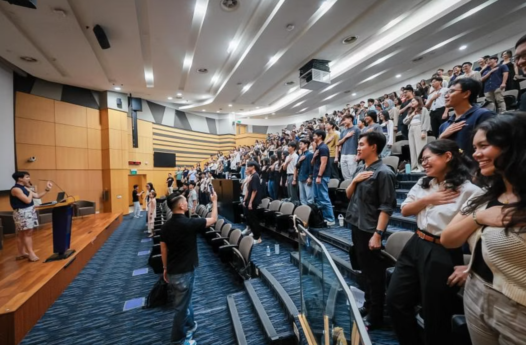 Sinh viên năm nhất ngành luật của Đại học Quản lý Singapore (SMU) trong lễ tuyên thệ vì đạo đức nghè luật, trong lễ nhập học hồi đầu tháng 8. Ảnh: Straits Times