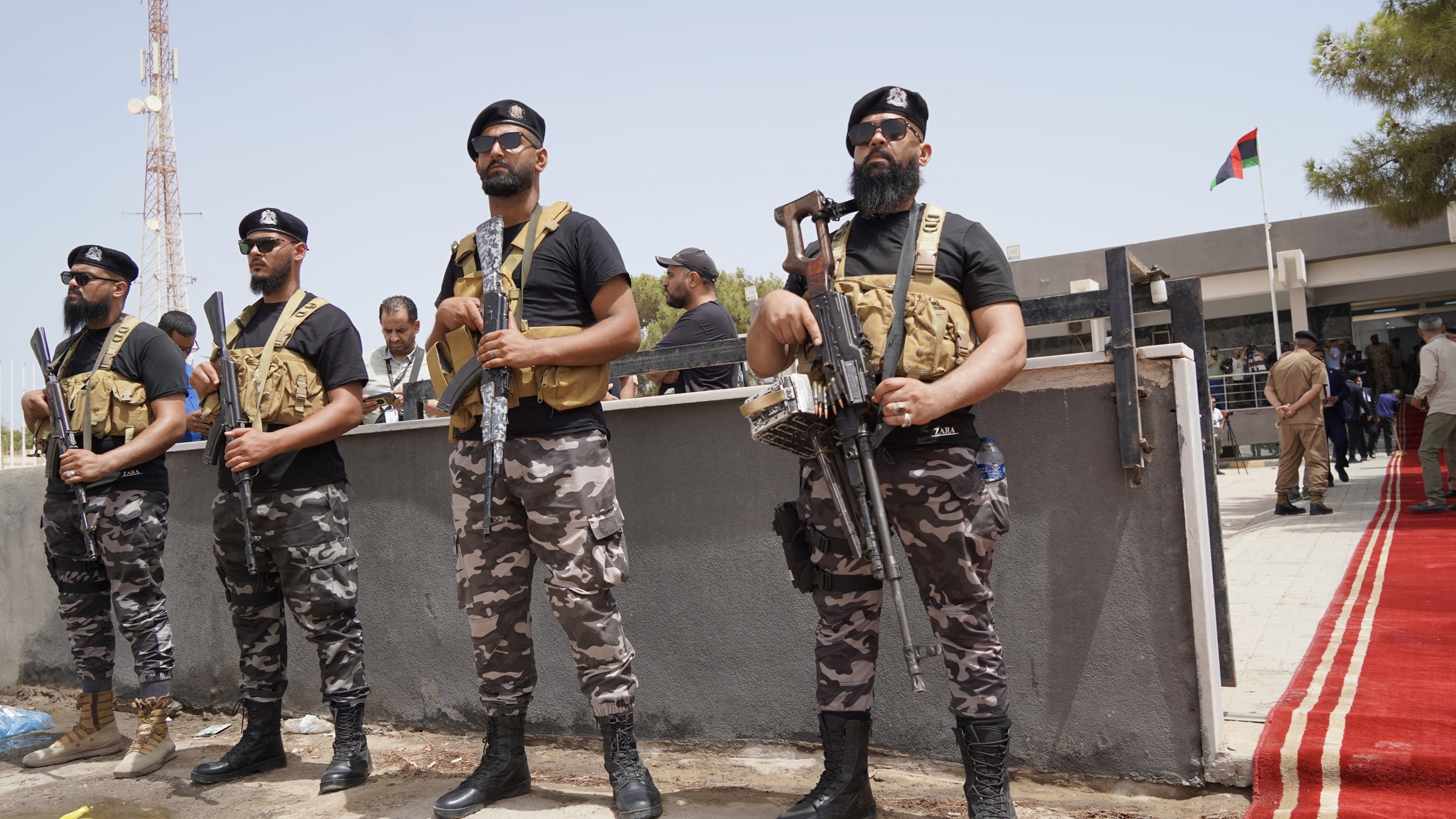 An ninh Libya hộ tống Bộ trưởng Nội vụ Imad al-Trablusi rời thủ đô Tripoli vào ngày 1/7. Ảnh: AFP