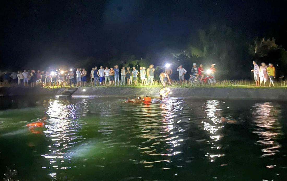 Tìm kiếm hai người mất tích. Ảnh: Anh Nghĩa