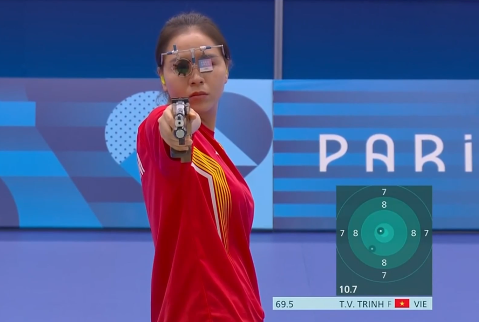 Trịnh Thu Vinh thi đấu ở chung kết nội dung 10m súng ngắn hơi nữ Olympic Paris 2024, chiều 28/7.