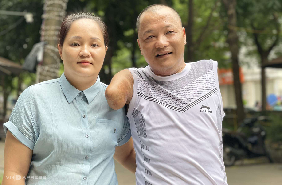 Vợ chồng anh Đạt, chị Thương chờ đợi bố trị xạ tại Hà Nội, tháng 8/2024. Ảnh: Hải Hiền