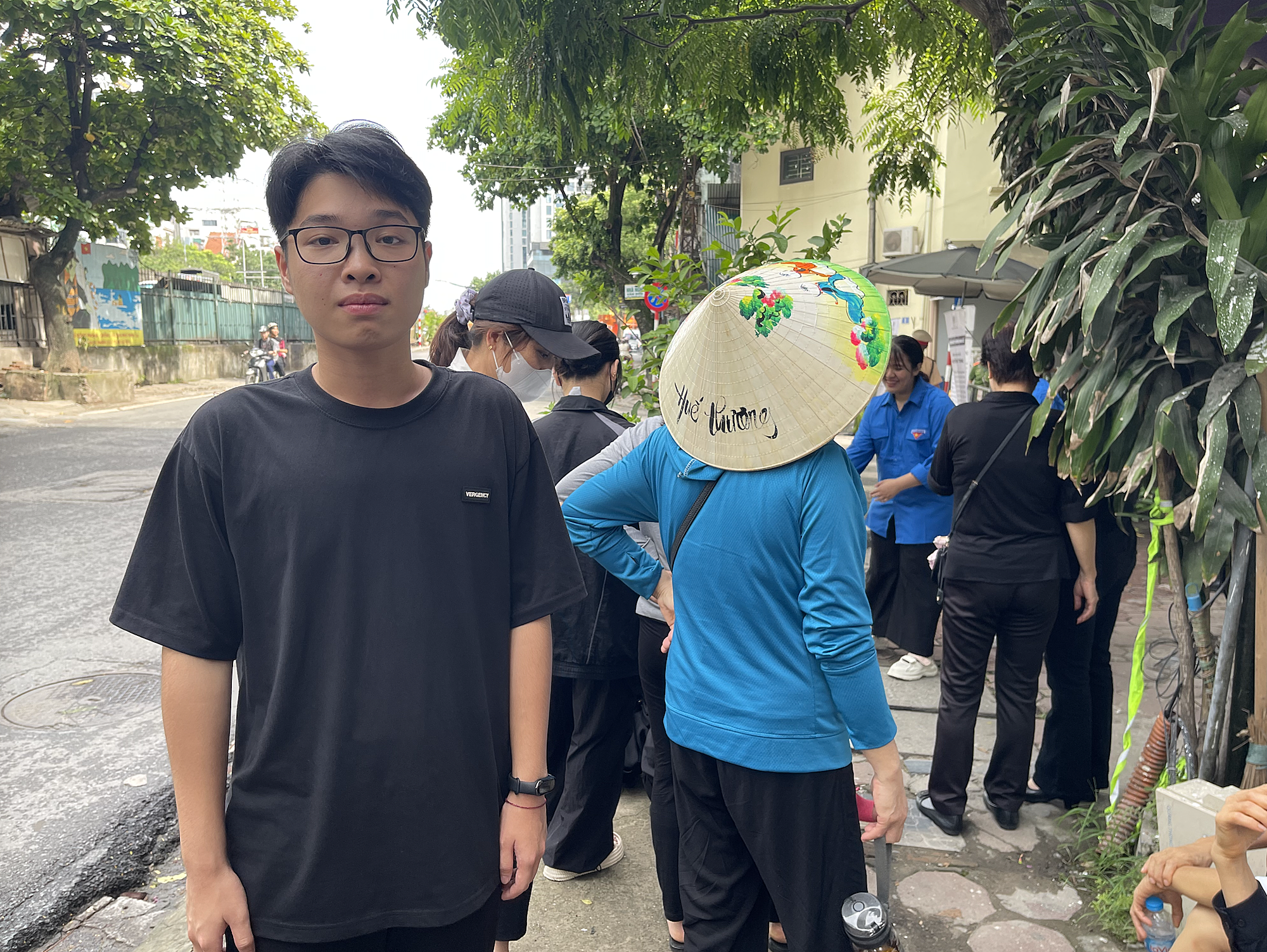 Thèn Trung Thành một mình vượt 340 km từ Xín Mần, Hà Giang xuống Hà Nội viếng Tổng Bí thư Nguyễn Phú Trọng, chiếu 25/7. Ảnh: Hải Hiền