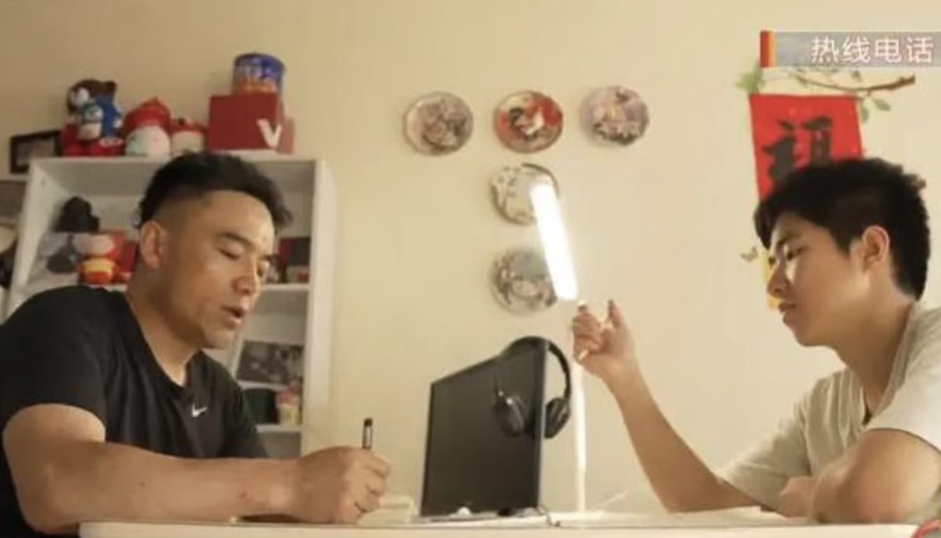 anh-man-hinh-2024-08-28-luc-17-6572-2285-1724841488 Anh Liu Jianbo học cùng con trai là Liu Aohan tại nhà riêng ở tỉnh Thanh Hải, Trung Quốc. Ảnh: Sina