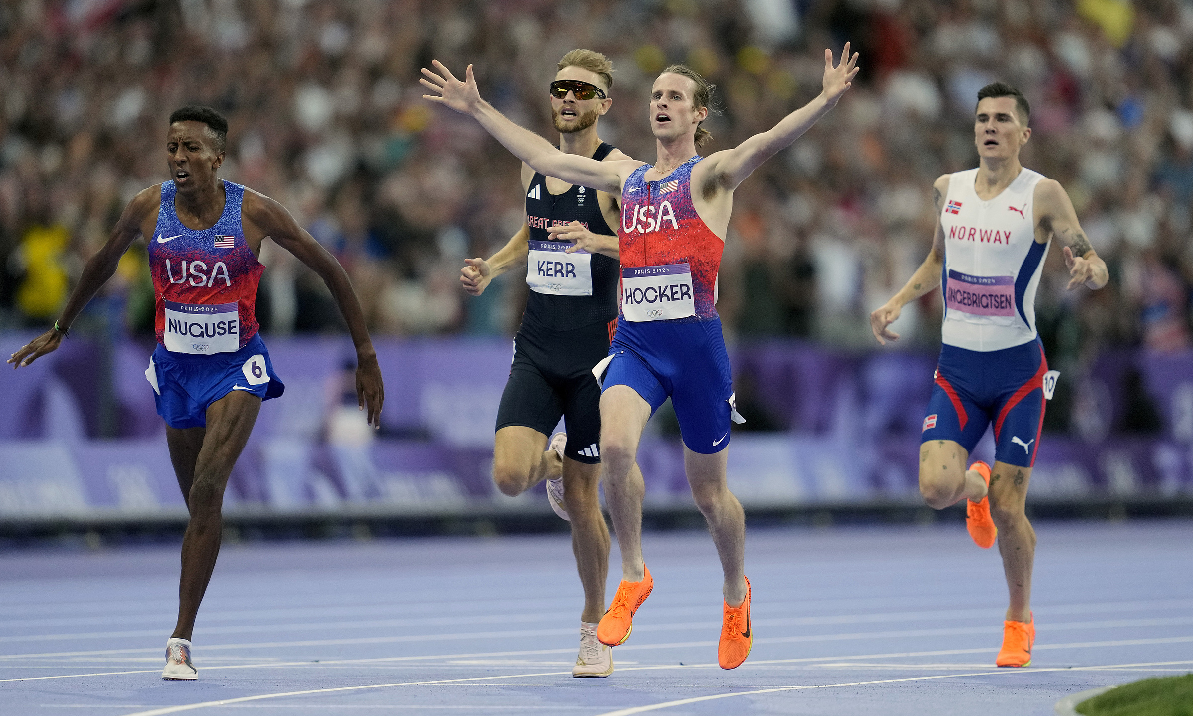 ap24219696991285-1723000134-17-3857-2118-1723000188 Jakob Ingebrigtsen (áo trắng) thất vọng khi chỉ về đích thứ tư sau Cole Hocker, Josh Kerr và Yared Nuguse ở chung kết 1.500m Olympic Paris 2024 ngày 6/8. Ảnh: AP