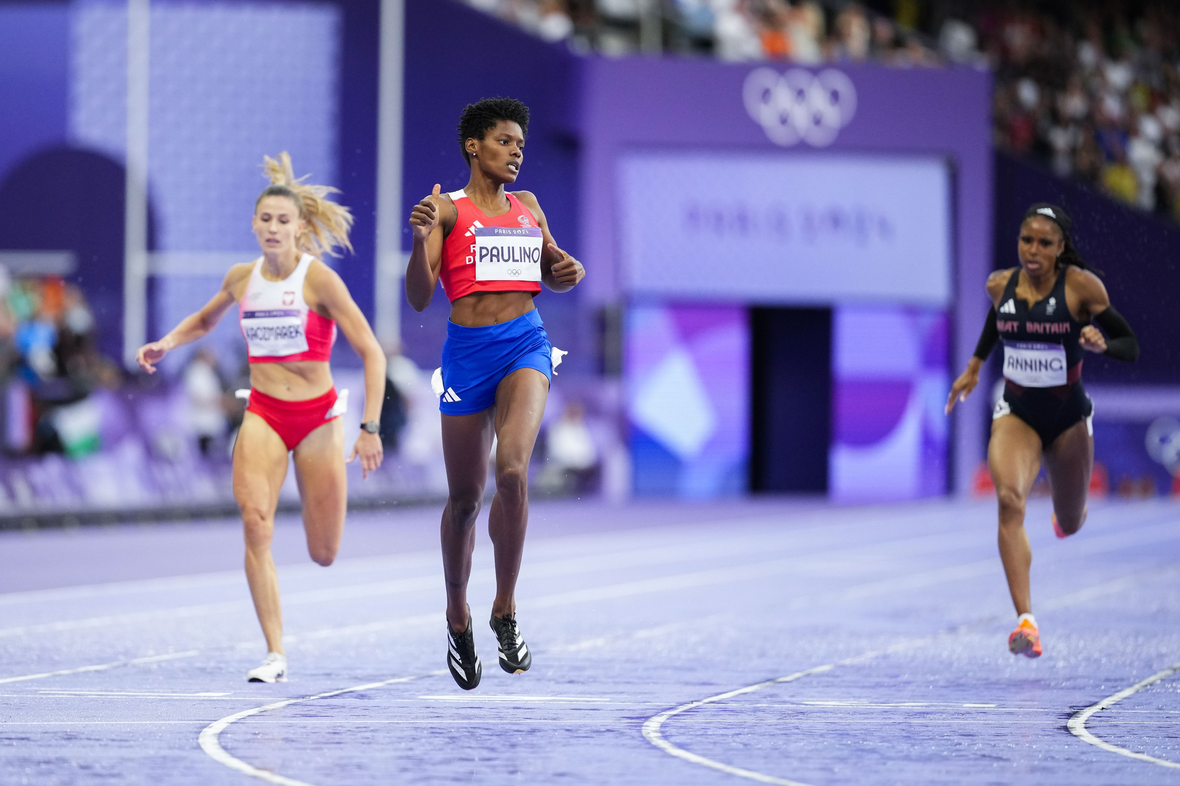 ap24222659369007-3205-1723246080 VĐV CH Dominica Marileidy Paulino mừng sau khi về nhất chung kết chạy 400m nữ Olympic Paris 2024 ngày 9/8. Ảnh: AP