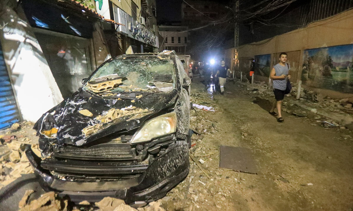 Cảnh đổ nát tại hiện trường vụ không kích ở Beirut hôm 30/7. Ảnh: AFP
