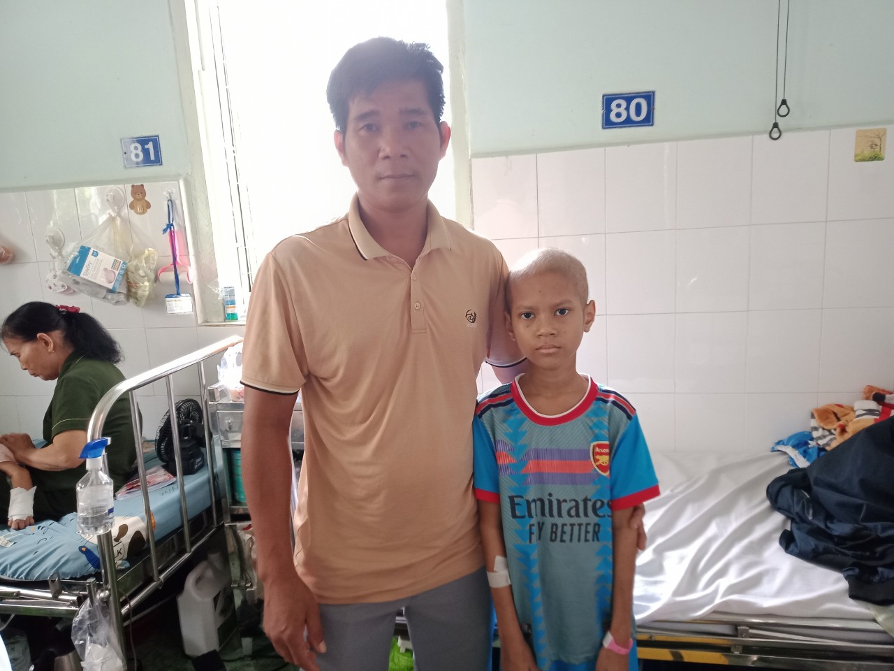 Anh Tiang Tách và con trai Katơr Minh Thành ở Bệnh viện Nhi đồng 2 TP HCM, chiều 27/7. Ảnh: Nhân vật cung cấp