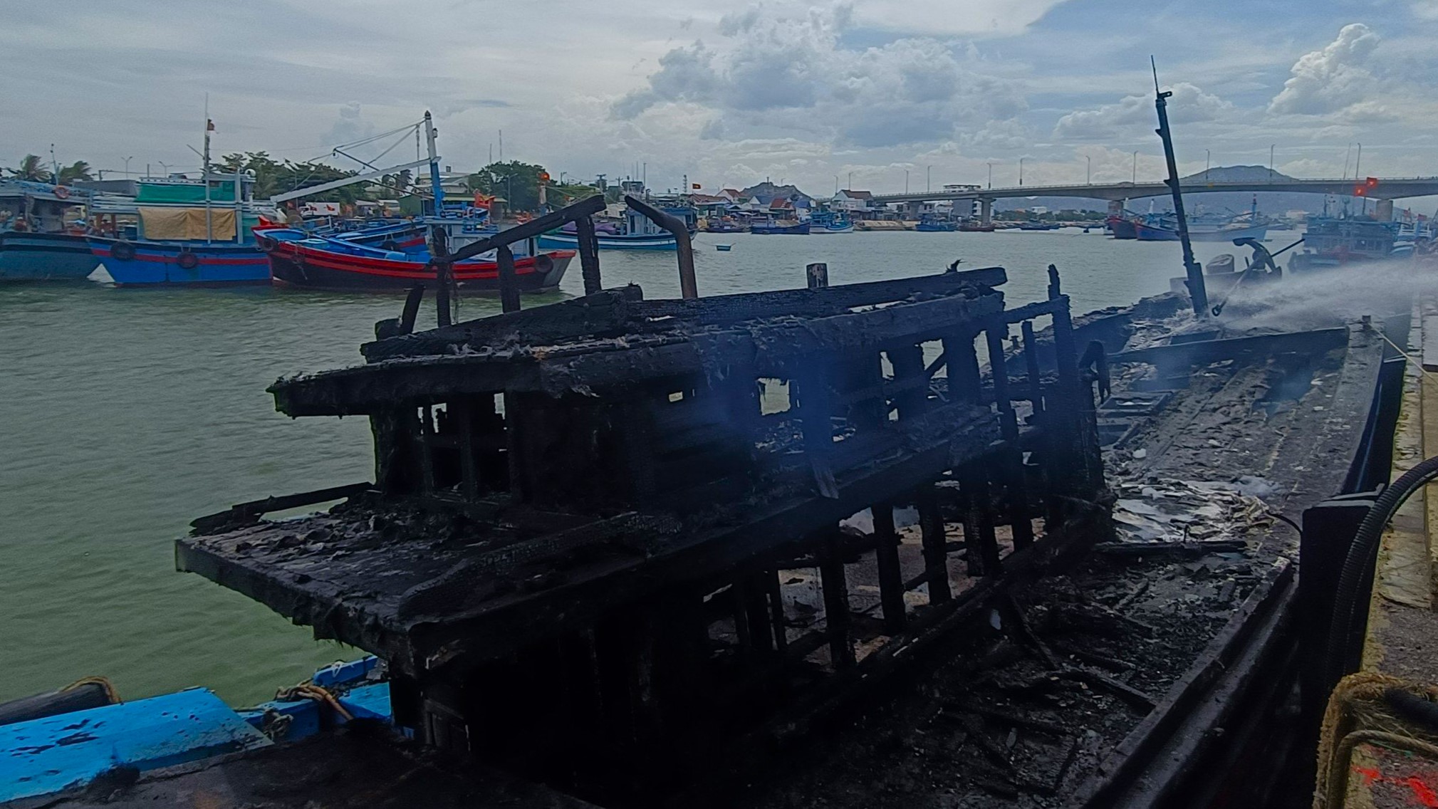 Một trong số 4 chiếc tàu cá bị cháy rụi sau vụ hoả hoạn. Ảnh: Nguyễn Duông