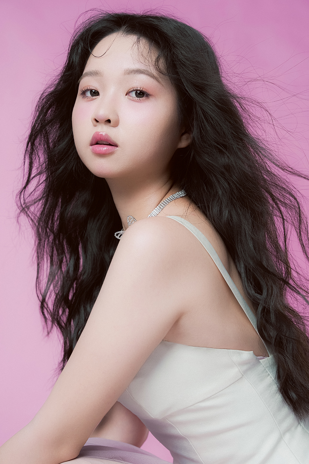 Đoàn phim Con Cám gây chú ý khi công bố dàn diễn viên chính của tác phẩm điện ảnh ra mắt tháng 9. Lâm Thanh Mỹ đóng Cám - phản diện của phim, đánh dấu vai chính đầu tiên của diễn viên 19 tuổi trên màn ảnh rộng. Đạo diễn Trần Hữu Tấn kỳ vọng cô khắc họa được tâm lý phức tạp, quá khứ nhiều nỗi đau của Cám. Kịch bản được cải biên, có nhiều chi tiết thay đổi về tính cách, cuộc đời các nhân vật so với truyện cổ.