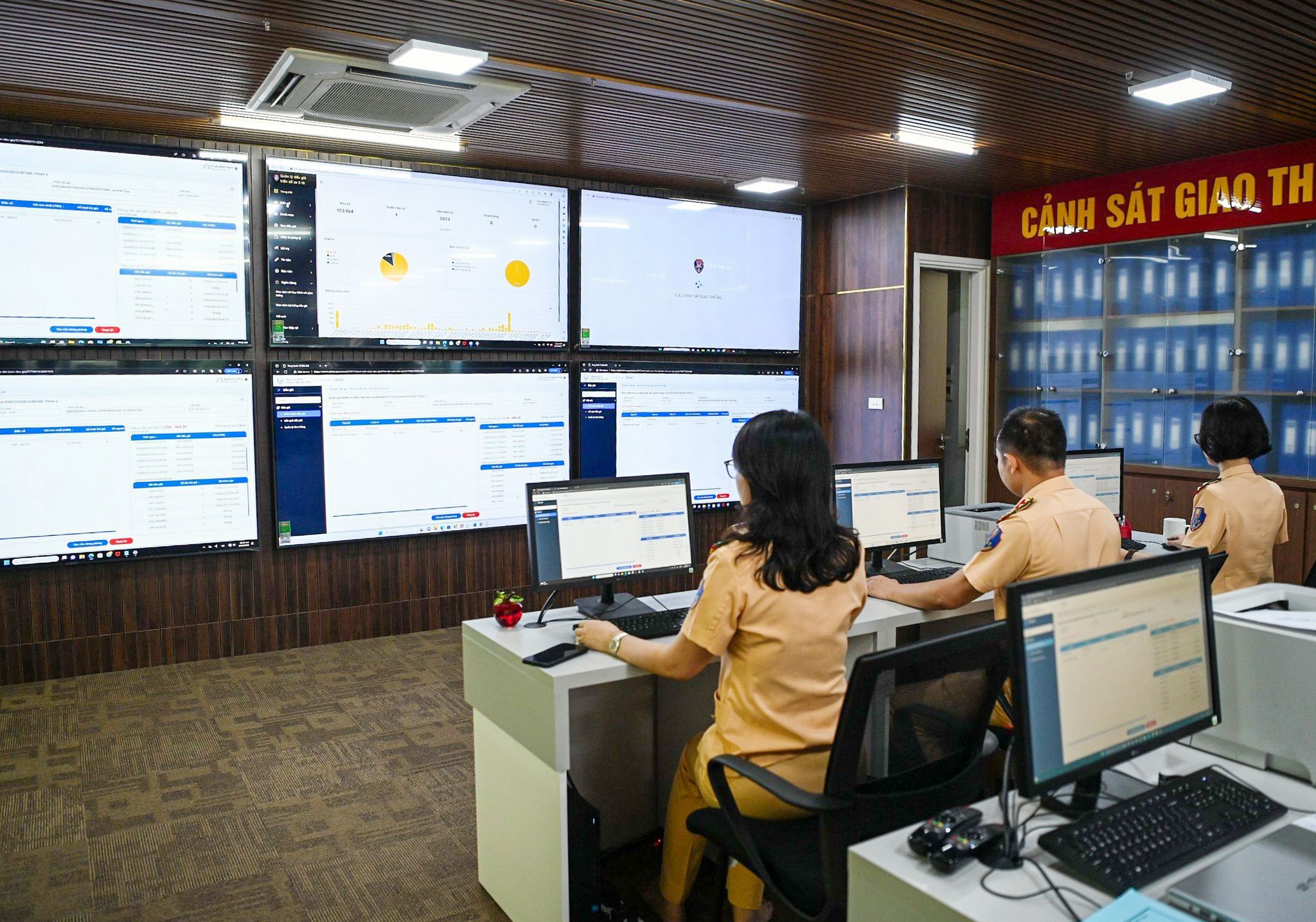 dau-gia-bien-so-xe-2579-1723195114 Phòng giám sát đấu giá biển số của Cục Cảnh sát giao thông. Ảnh: CAND