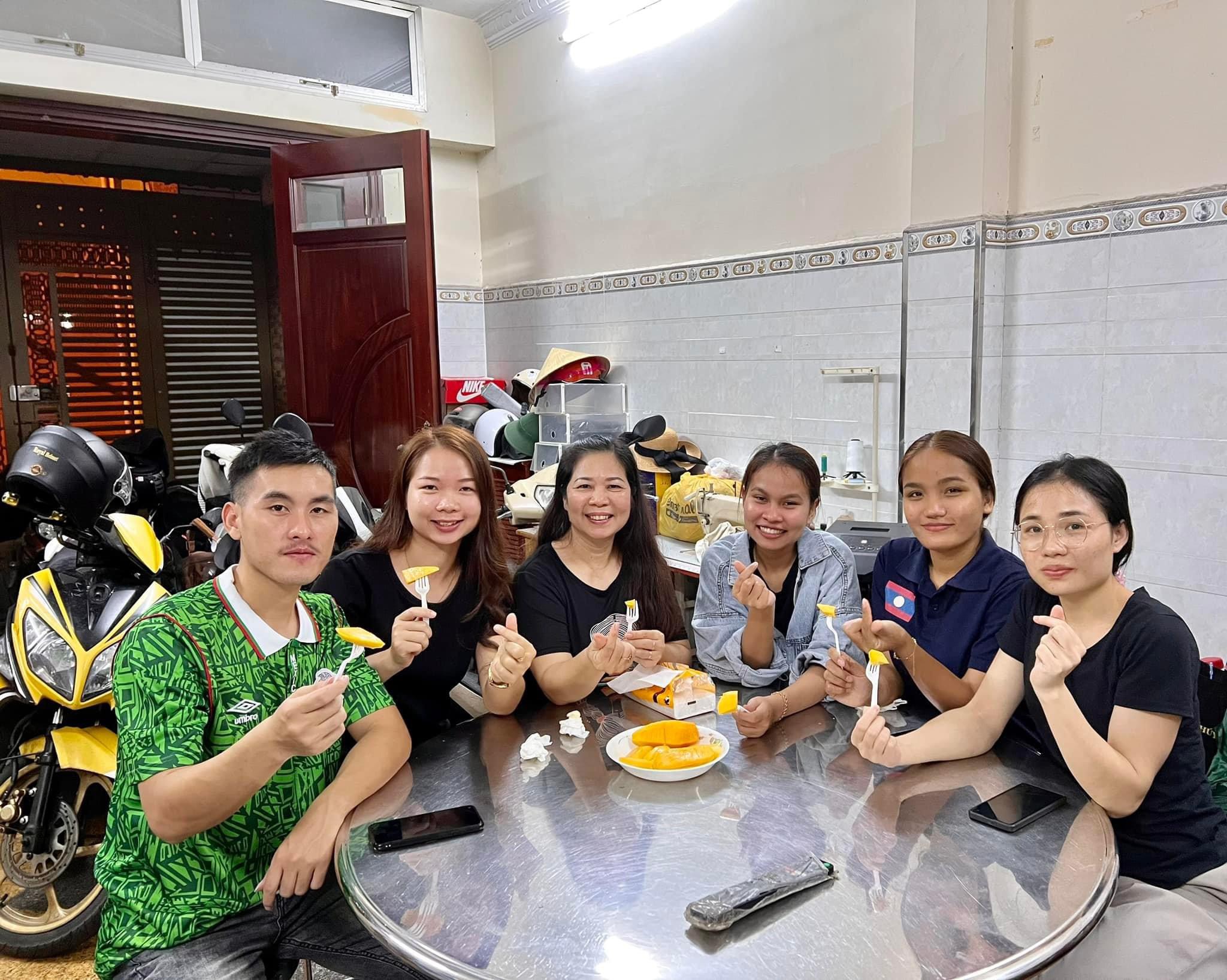 Chị Phương Anh (áo đen, thứ ba từ trái qua) cùng các con dùng bữa ở nhà thuộc quận Tân Bình, TP HCM, tháng 7/2024. Ảnh: Nhân vật cung cấp