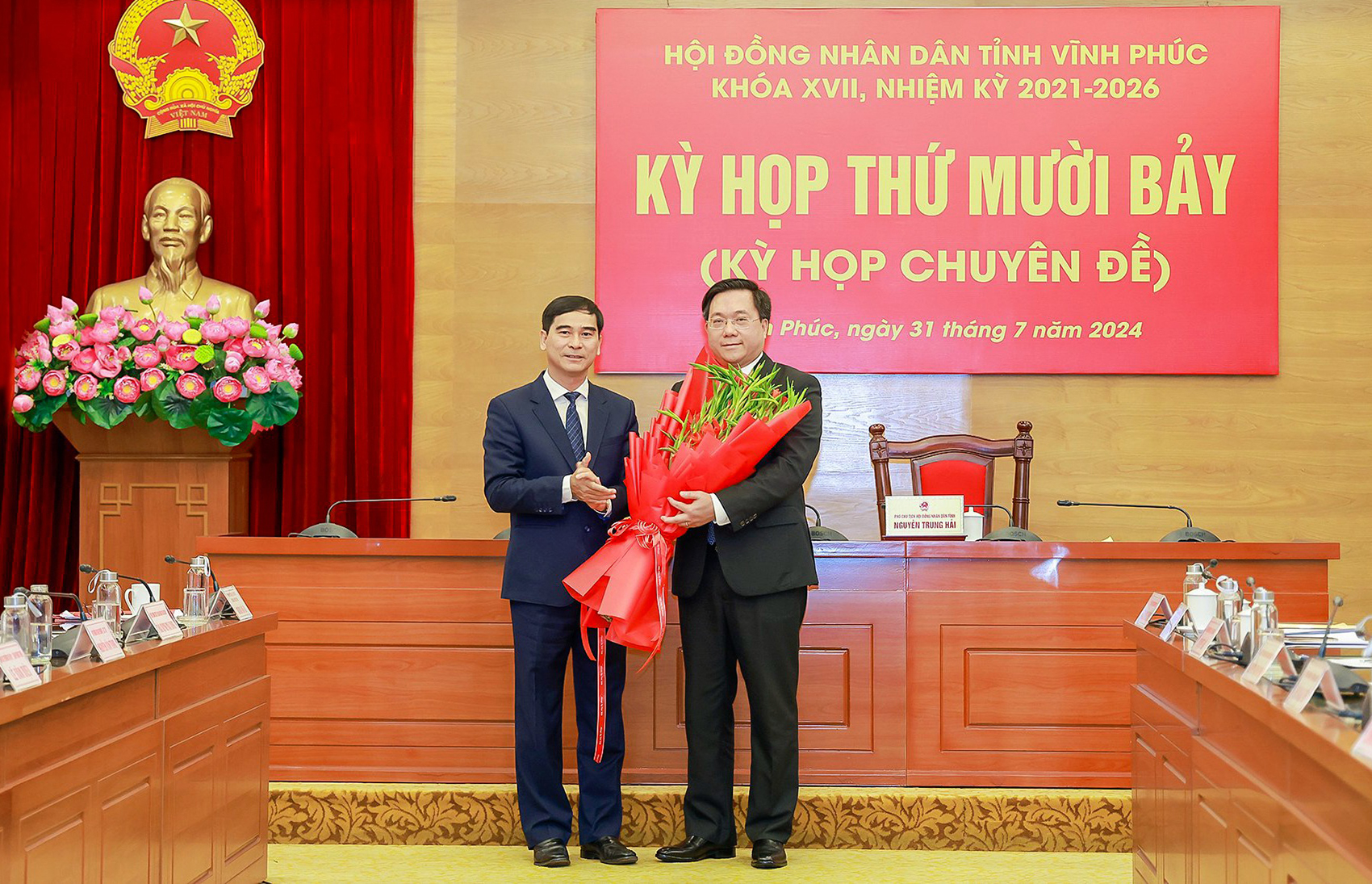 Bí thư Tỉnh ủy Vĩnh Phúc Dương Văn An (trái) tặng hoa chúc mừng tân Chủ tịch tỉnh Trần Duy Đông. Ảnh: BaoVinhPhuc